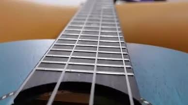 4K实拍小吉他（乌克丽丽）弹奏实拍视频的预览图